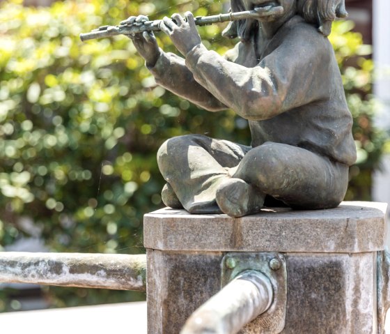 Fl&ouml;tenspielerin Heilsteinbrunnen, &copy; Eifel Tourismus GmbH, AR-shapefruit AG