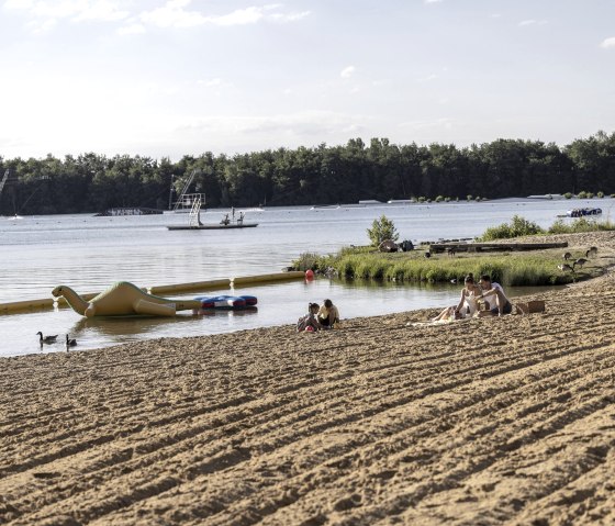 Sandstrand am Badesee G&uuml;rzenich, &copy; Eifel Tourismus GmbH, Tobias Vollmer-gef&ouml;rdert durch REACT-EU