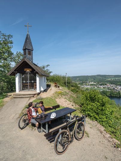Gravelbiken bei der Waldkapelle über dem Stausee Obermaubach in der Rureifel