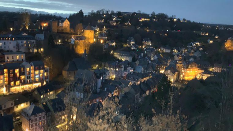 Eine wunderschöne Stadtansicht bei Nacht. Die Lichter der Gebäude funkeln im Dunkeln und erzeugen eine malerische Atmosphäre.
