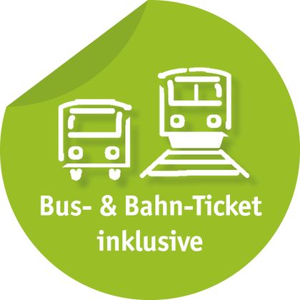 Ein grüner Aufkleber mit einem Bus- und einem Zug-Symbol. Text: "Bus- & Bahn-Ticket inklusive".