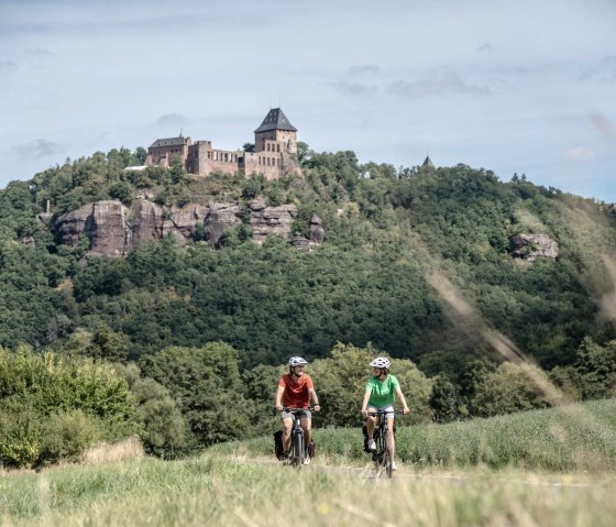 Kasteel Nideggen torent uit boven de Rur vallei, © Eifel Tourismus GmbH, Dennis Stratmann