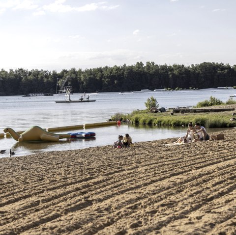 Sandstrand am Badesee Gürzenich, © Eifel Tourismus GmbH, Tobias Vollmer-gefördert durch REACT-EU