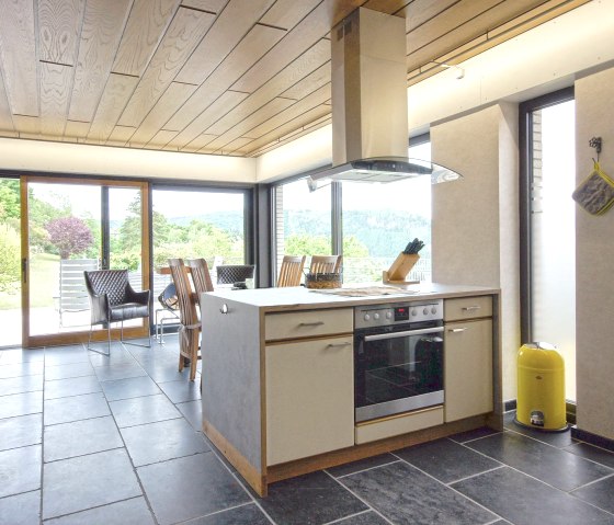 K&uuml;che mit Blick zum Essbereich