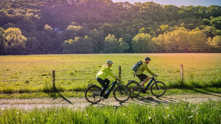 Radfahrende auf dem RurUfer-Radweg im Kalltal