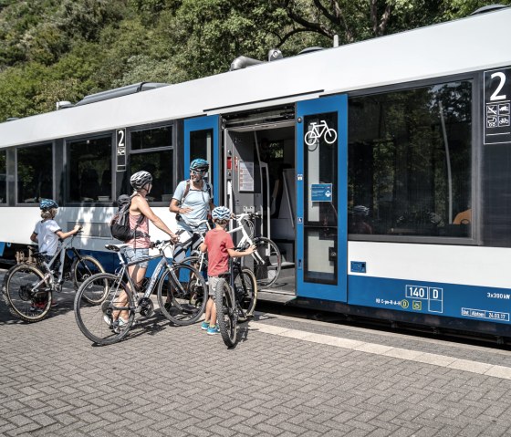 Radfahrer beim Einstieg in die Rurtalbahn am Bahnhof Heimbach, &copy; Dennis Stratmann | Gr&uuml;nmetropole e.V.