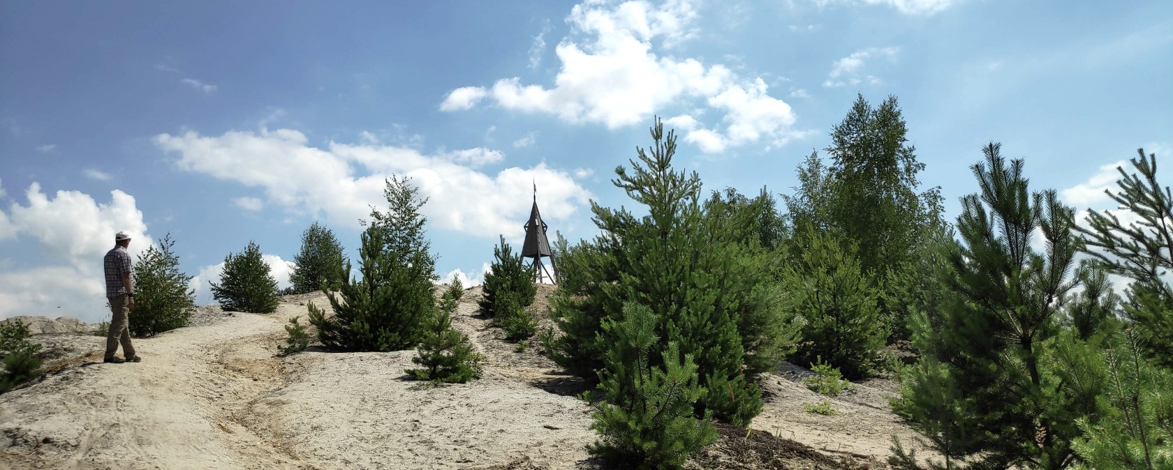 Auf der rekultivierten Abraumhalde des Tagebaus Hambach l&auml;sst es sich herrlich Wandern und Radfahren, &copy; Sophia Eckerle / Kreis D&uuml;ren