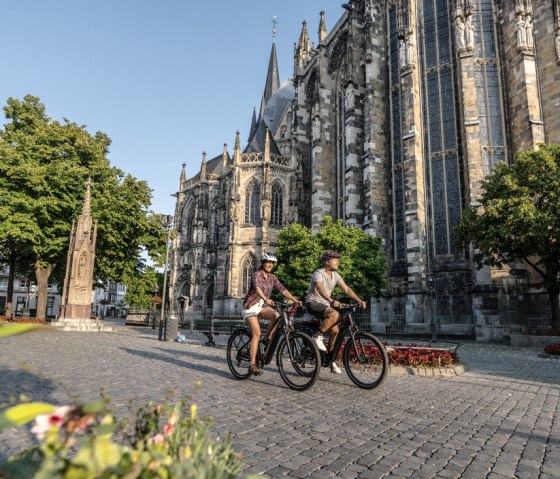 Radfahrende vor dem Aachener Dom, &copy; St&auml;dteRegion Aachen