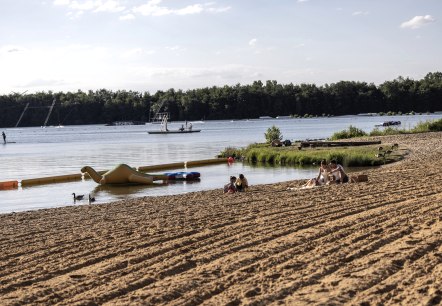 D&uuml;rener Seenrunde, unterwegs lockt die Pause am Badesee G&uuml;rzenich, &copy; Eifel Tourismus GmbH, Tobias Vollmer