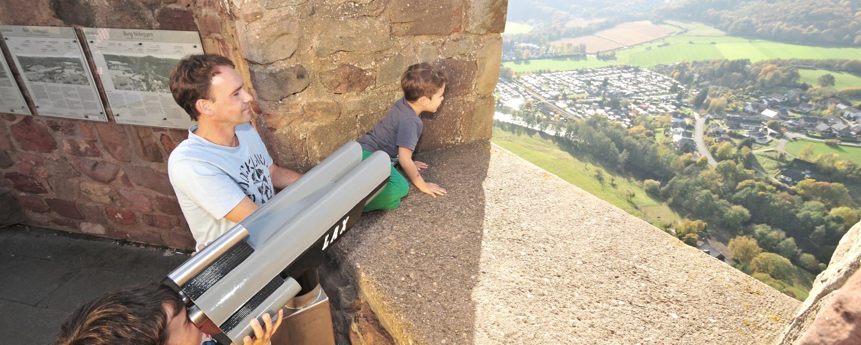 Blick von der Burg Nideggen ins Rurtal, &copy; Rureifel-Tourismus e.V. | Roman H&ouml;vel