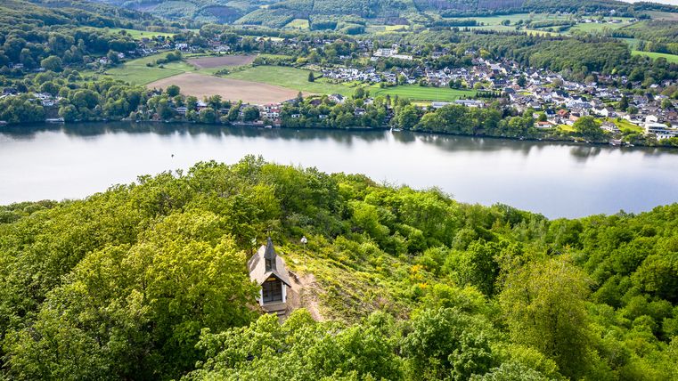 Blick auf die Waldkapelle und den Stausee Obermaubach
