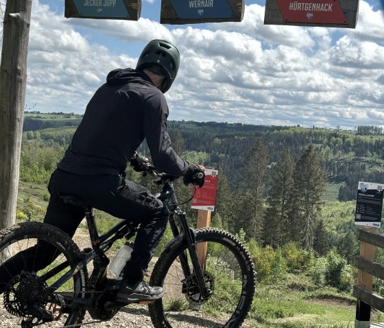 DIMB BikePark Rureifel Startbereich mit Biker, &copy; Kreis D&uuml;ren