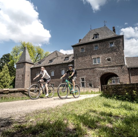 Radfahrer am Schloss Kellenberg, &copy; Dennis Stratmann | Kreis D&uuml;ren