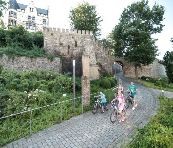 Radfahrer an der Burg Rode, &copy; St&auml;dteRegion Aachen