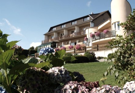 Blick vom Garten auf's Hotel, © seeblick-eifel.de