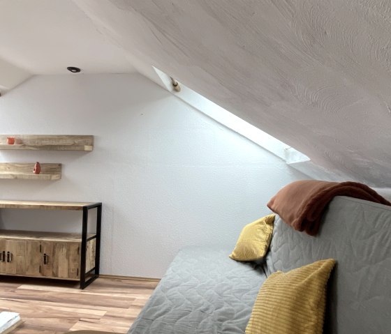 Wohnzimmer mit Schlafcouch, &copy; Ferienwohnung Buchenzauber