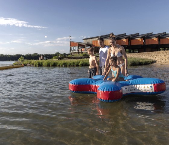 Wasserspa&szlig; f&uuml;r Kinder im Badesee G&uuml;rzenich, &copy; Eifel Tourismus GmbH, Tobias Vollmer-gef&ouml;rdert durch REACT-EU