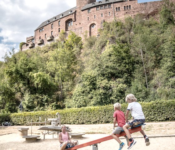 Familie auf dem Spielplatz im Kurpark Heimbach unterhalb Burg Hengebach, &copy; Dennis Stratmann | Gr&uuml;nmetropole e.V.