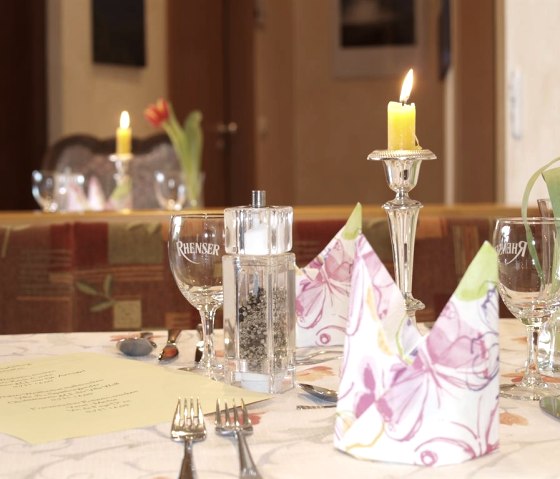 gedeckter Tisch in der Halle, &copy; seeblick-eifel.de