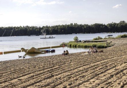 Sandstrand am Badesee G&uuml;rzenich, &copy; Eifel Tourismus GmbH, Tobias Vollmer-gef&ouml;rdert durch REACT-EU