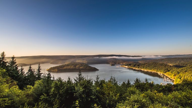 Der Rursee im Morgenlicht im Frühling.