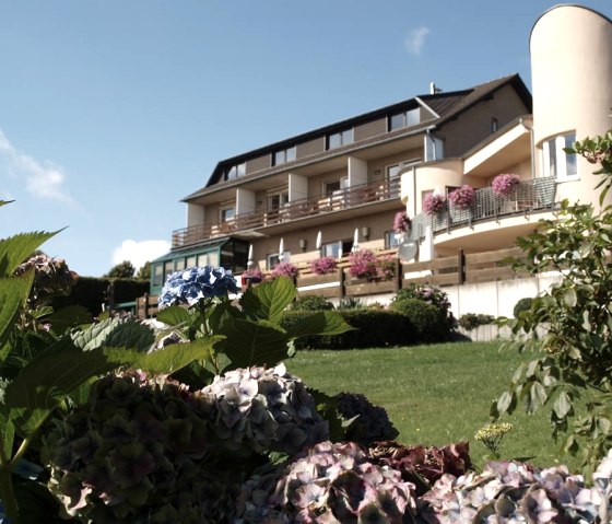 Blick vom Garten auf's Hotel, © seeblick-eifel.de