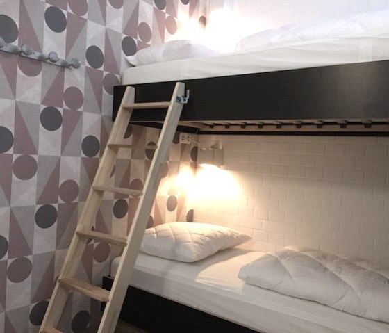 Drei Familienzimmer f&uuml;r 4 Personen mit Bad und 1 E