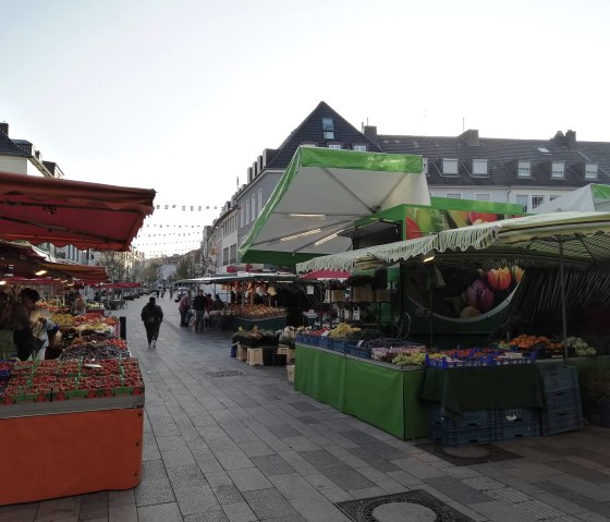 Wekelijkse marktkramen in D&uuml;ren, &copy; Win.dn GmbH