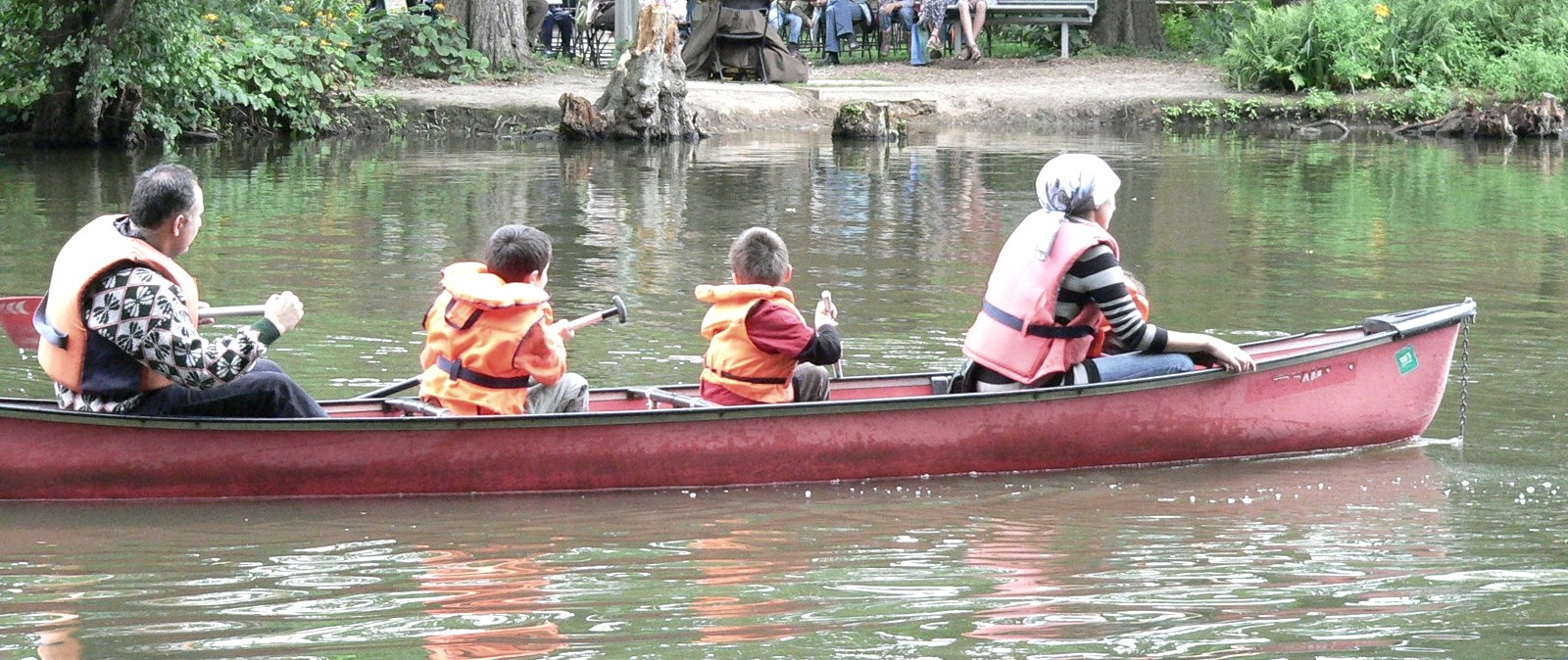 Familie beim Kanufahren
