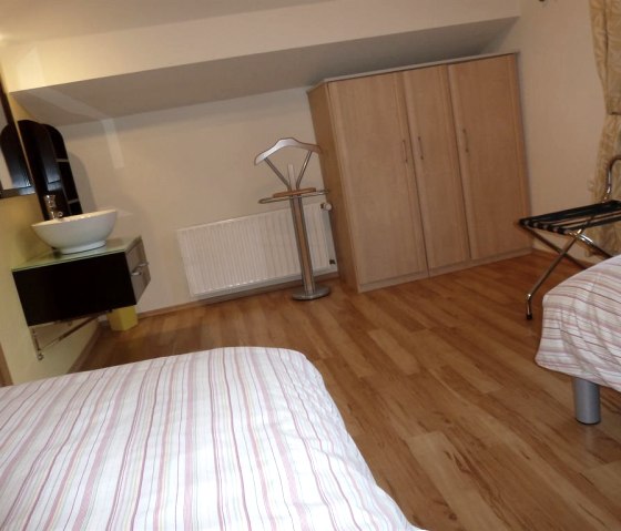 Zimmer Fuchsbau mit mod. Waschtisch, &copy; Ewert