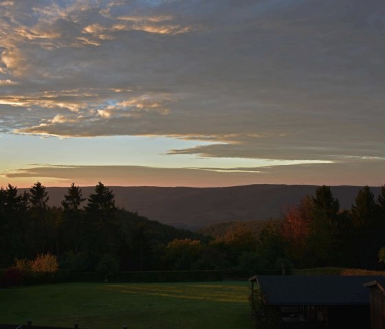 Sonnenaufgang-mit-Wolken, &copy; seeblick-eifel.de