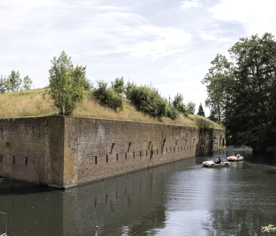 Tretbootfahren im Br&uuml;ckenkopf-Park, &copy; Tobias Vollmer | Eifel Tourismus GmbH