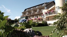 Blick vom Garten auf's Hotel, © seeblick-eifel.de