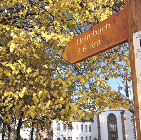 Wegweiser am Kloster