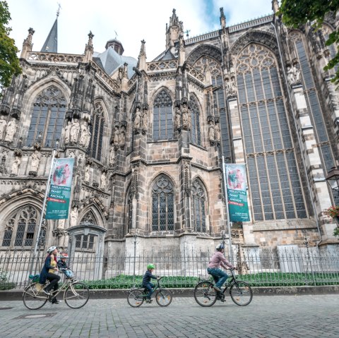 Aachener Dom mit Radfahrern, © Paul Meixner | www.wasserburgen-route.de