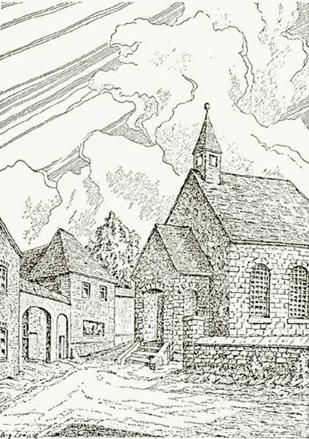 Eine kleine, charmante Kirche steht zwischen alten Gebäuden. Der Himmel ist mit dramatischen Wolken verziert.