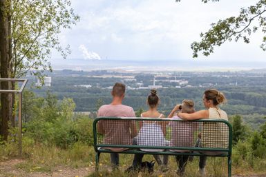 Familie auf einer Bank auf der Sophienhöhe mit Aussicht in das Rheinische Revier