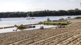 Sandstrand am Badesee Gürzenich, © Eifel Tourismus GmbH, Tobias Vollmer-gefördert durch REACT-EU