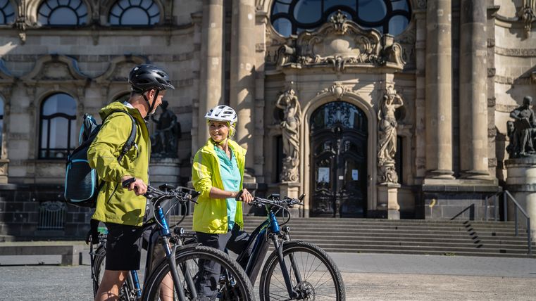 Radfahrer vor dem Leopold-Hoesch-Museum in Düren
