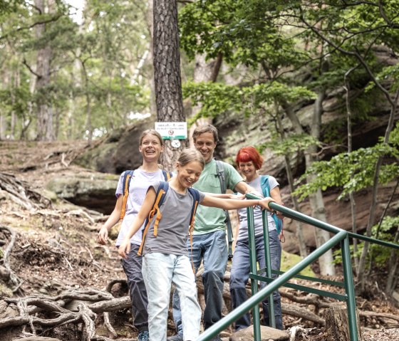 Kleiner Abstieg an den Kletterfelsen, &copy; Eifel Tourismus GmbH Tobias Volmer