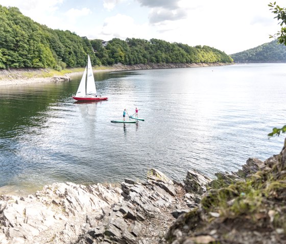 Stand-Up-Paddeln und Segeln am Rursee, &copy; Eifel Tourismus GmbH, AR - shapefruit AG
