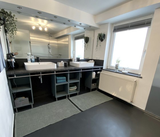 offene Dusche, Badezimmer der gro&szlig;en Ferienwohnung