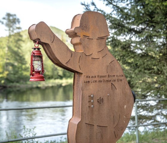 Rast- & Erlebnisort am RurUfer-Radweg am Jugendstilkraftwerk Heimbach, &copy; Dennis Stratmann | Gr&uuml;nmetropole e.V.