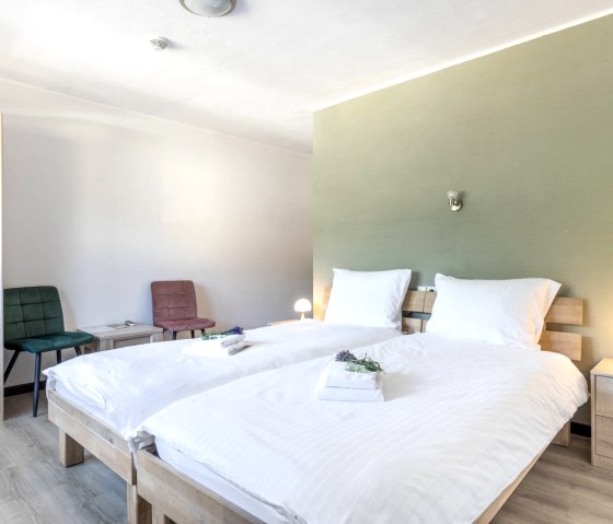 Zimmer mit Doppelbett, &copy; Frank Wiesen