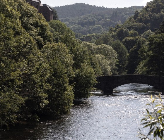 Mit den Kanus an Heimbach vorbei, &copy; Eifel Tourismus GmbH_Tobias Vollmer
