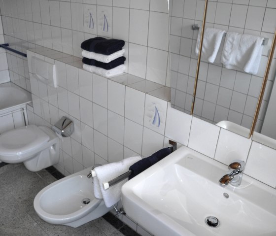 Badezimmer mit Badewanne und Bidet, &copy; Ferienwohnung Buchenzauber