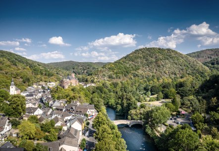 Heimbach in der Eifel mit dem Meuchelberg und Burg Hengebach, &copy; Dennis Stratmann | Gr&uuml;nmetropole e.V.