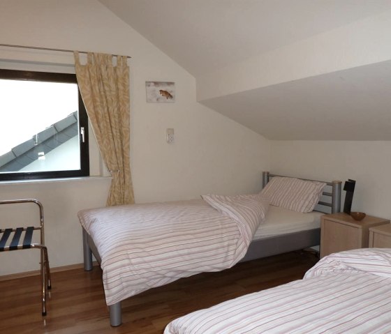 Zimmer Fuchsbau mit modernem Waschtisch, &copy; Ewert