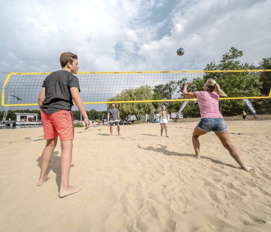 Volleyball at the D&uuml;ren bathing lake, &copy; Dennis Stratmann | Gr&uuml;nmetropole e.V.