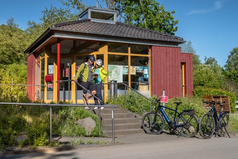 Radfahrer am Nationalpark-Infopunkt Zerkall